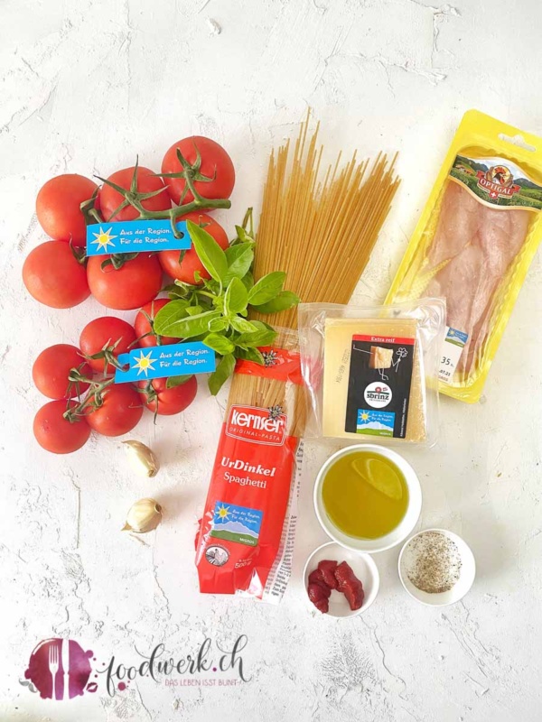 Zutaten für die Spaghetti Bruschetta mit aus der Region für die Region Label Produkten