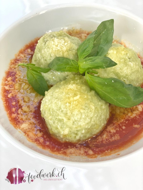 Basilikum Knödel mit Tomaten