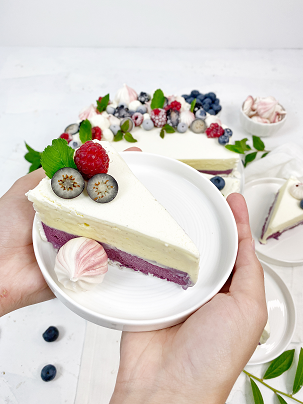 Vacherin Eistorte auf weissem Teller mit zwei Händen