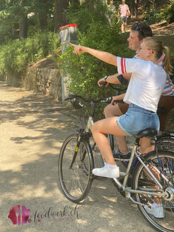 Liv zeigt den Weg auf der Radtour durch Meran