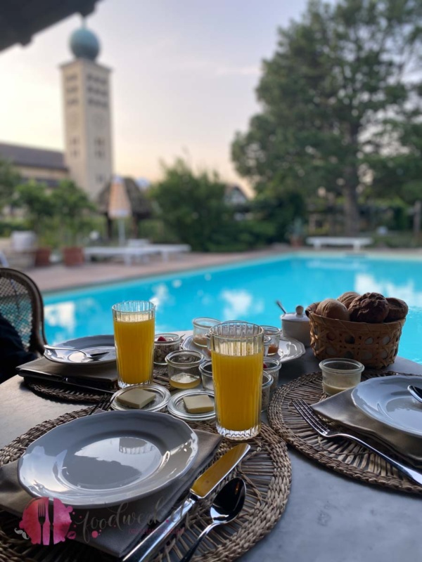 Frühstück im Poolhaus in der Villa Arnica