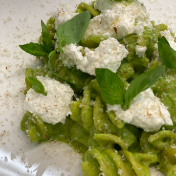 Fusilloni mit Zucchini Pesto und Ricotta