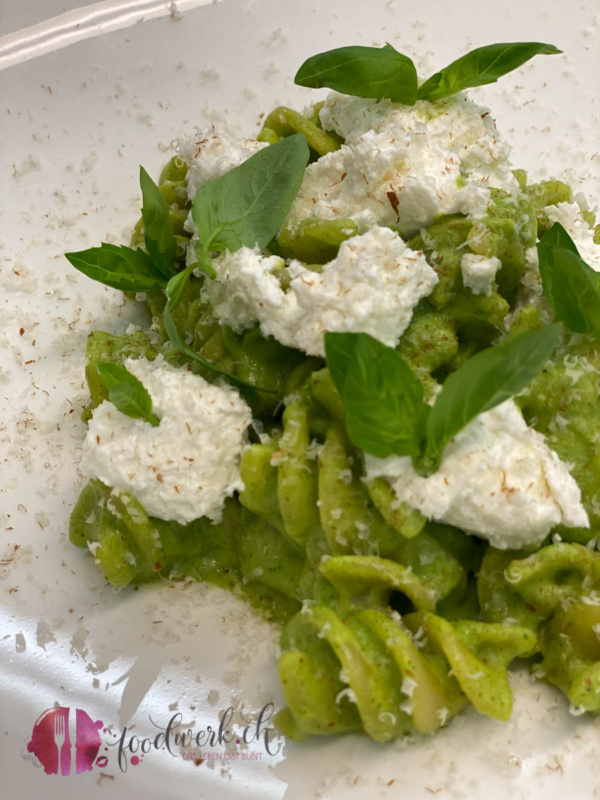 Fusilloni mit Zucchini Pesto und Ricotta