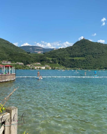 Kalterer See mit Restaurant und Badi in Kaltern