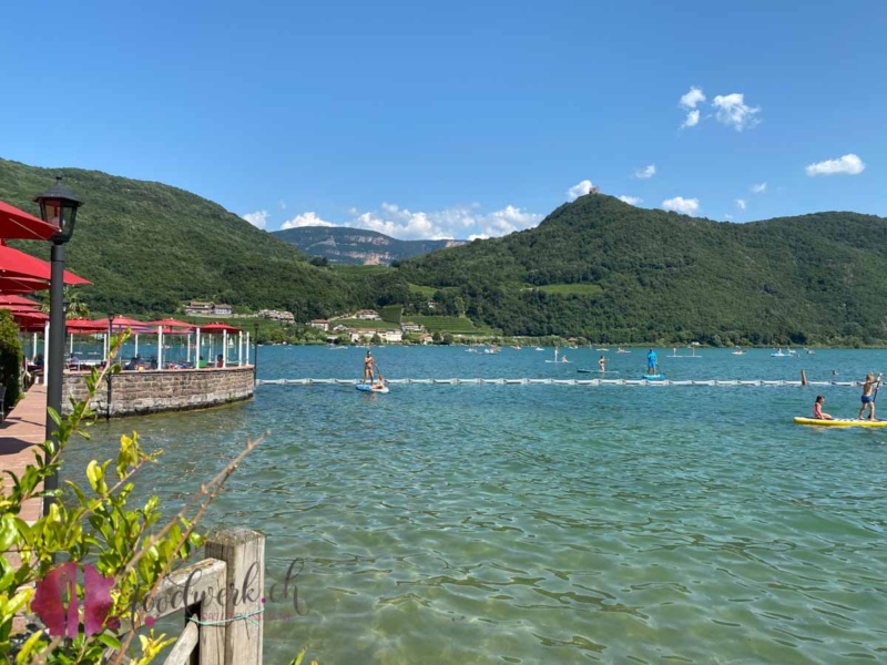 Kalterer See mit Restaurant und Badi in Kaltern