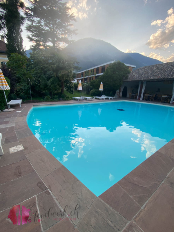 Pool in der Villa Arnica am Morgen