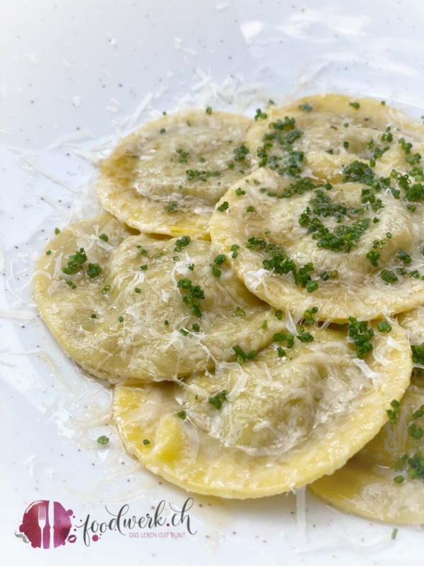 Revioli gefüllt mit Spareribs, brauner Butter und Parmesan