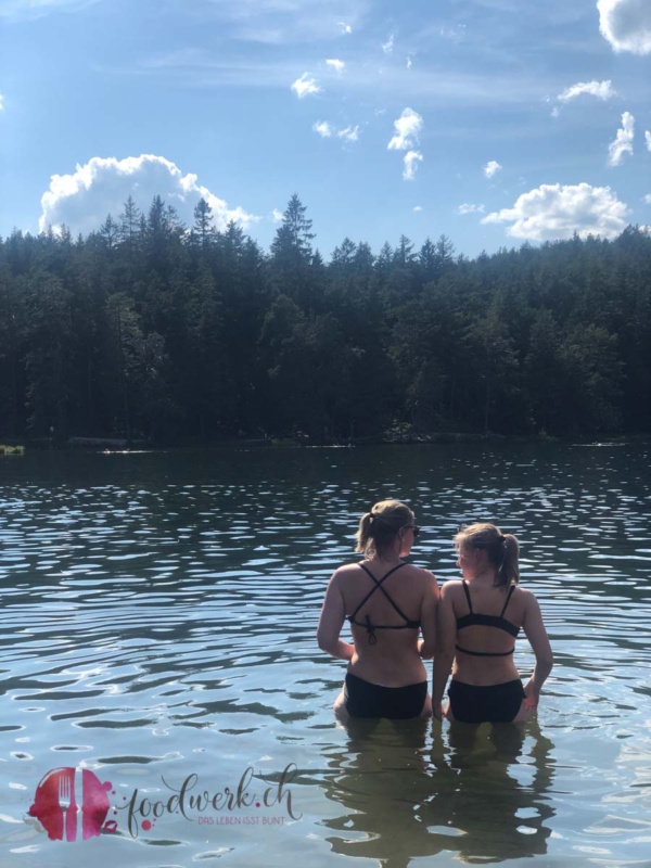 Caro und Liv beim baden im Waldsee Mösern
