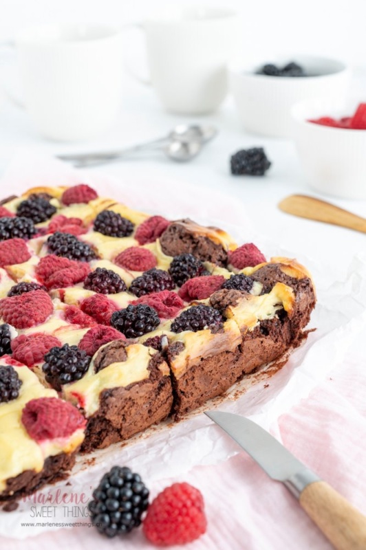 Cheesecake Brownies mit Beeren