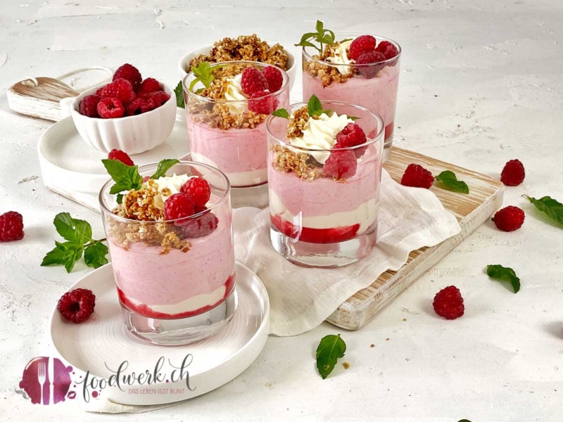 Hmbeercreme mit Ricotta im Glas und Haferkorkant