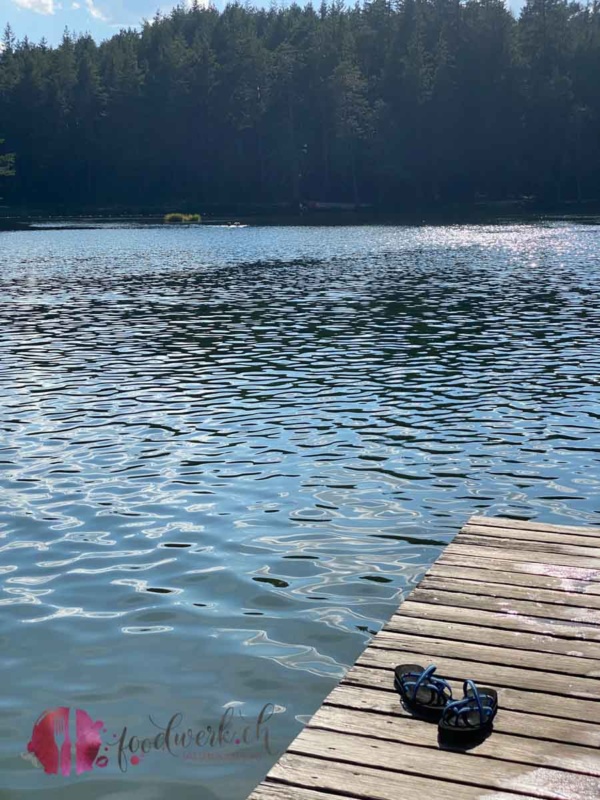 Holzsteg am Waldsee in Mösern