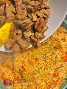 Rindfleisch für Chop Suey zu Reis und Gemüse geben