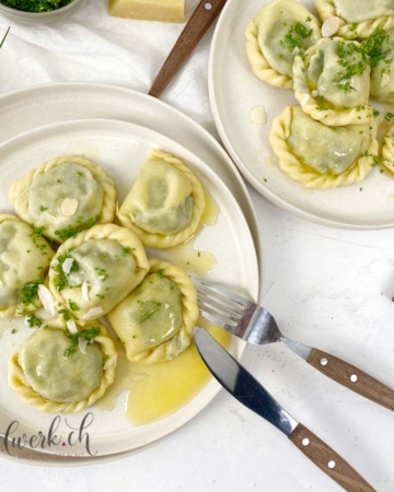 SChlutzkrapfen gefüllt mit Spinat und brauner Butter