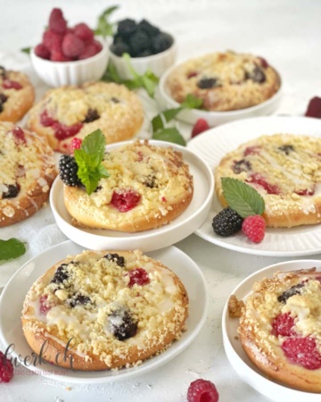 Streusel Taler mit frischen Beeren auf weissen Teller