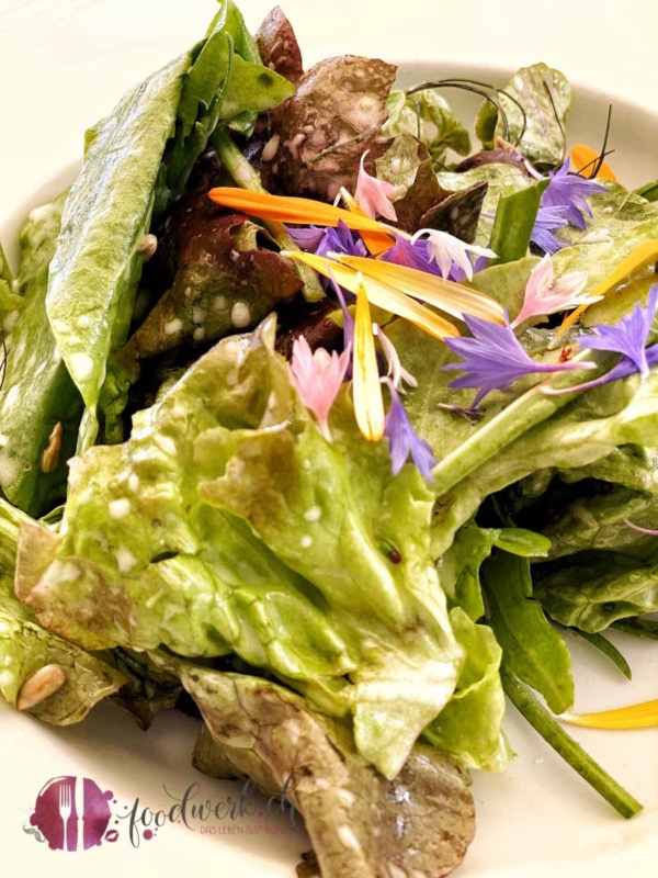 Salat mit vielen Wildbrlumen und Kräutern