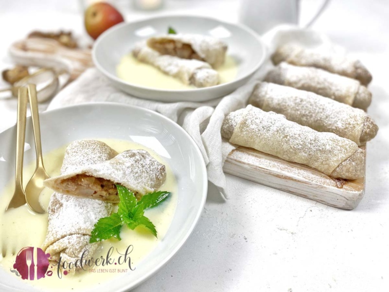 Birnenstrudel mit Vanillesauce