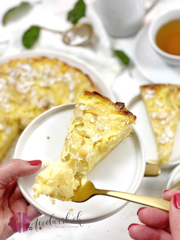 Lenzburger Landfrauenkuchen angeschnitten auf weissem Teller