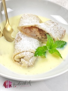 Mini Birnenstrudel mit Vanillesauce