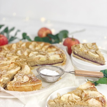 Angeschnittener Zimt Kuchen mit Ribelmais AOP und Apfel