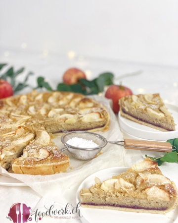 Angeschnittener Zimt Kuchen mit Ribelmais AOP und Apfel