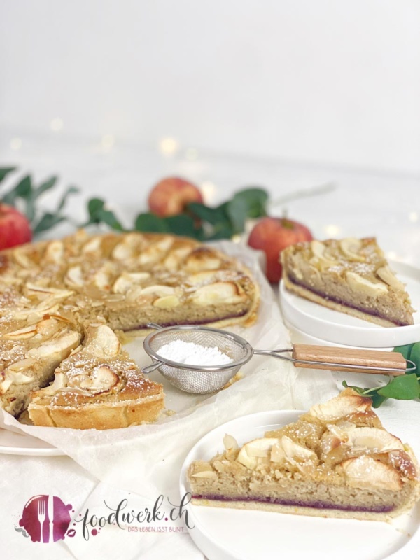 Angeschnittener Zimt Kuchen mit Ribelmais AOP und Apfel