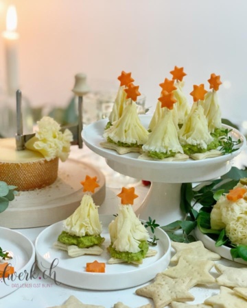 DInkel Cracker mit Erbsenguacamole mit Tête de Moine AOP