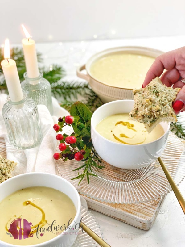 Knusperstern in die Pastinakensuppe geben