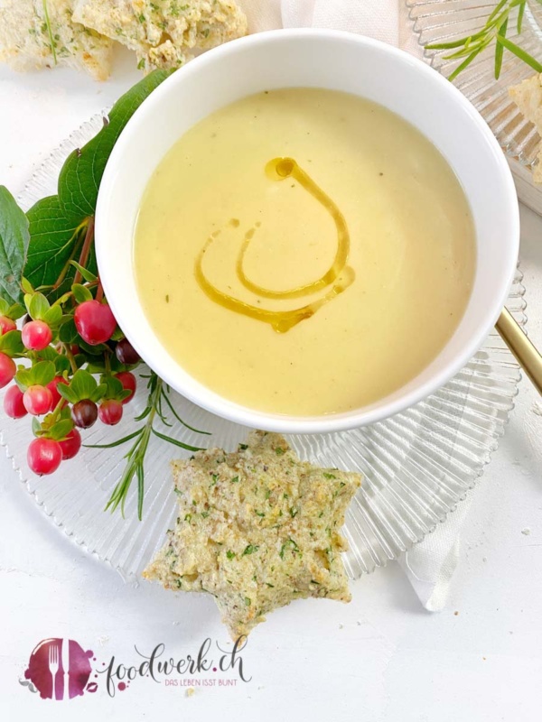 Pastinakensuppe mit Baumnussöl und Knusperstern