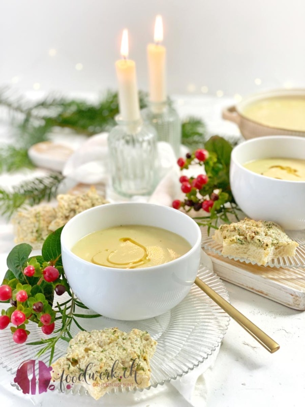 Festliche Tafel mit Pastinakensuppe