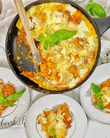 Pfannen Lasagne in der Pfanne und auf 3 Teller serviert