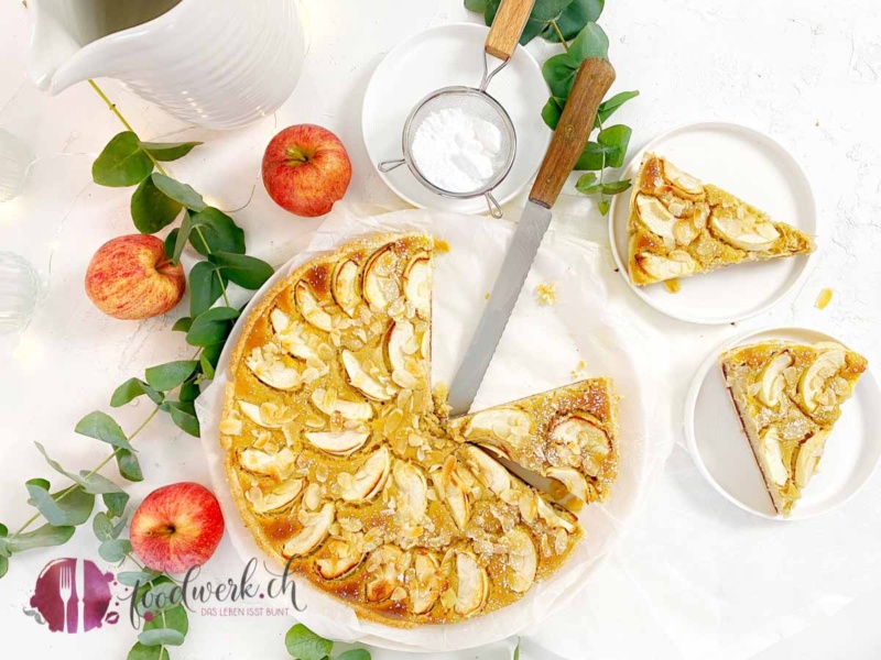 Ribelmais AOP Kuchen mit Zimt und Apfel auf weisser Platte