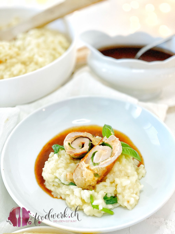 Angerichtete Involtini gefüllt mit Sbrinz und Frischkäse auf Risotto mit Balsamicosauce