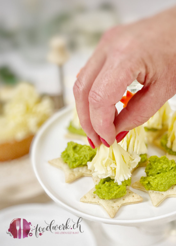 Tete de moine auf die Erbsenguacamole geben