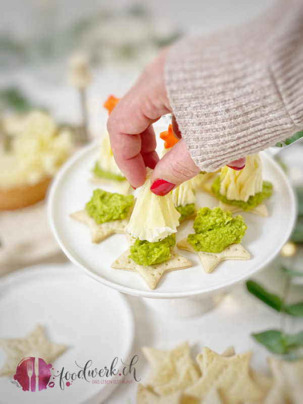 Tête de Moine AOP Rosetten auf die Erbsen Guacamole stellen