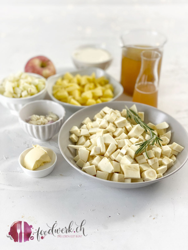 Geschnittene Zutaten für die Pastinaken Suppe