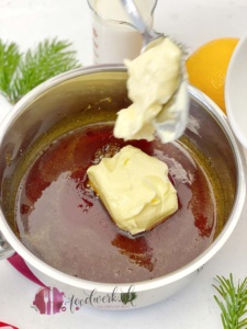 Butter zum caramelisierten Zucker