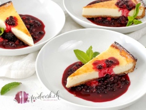 Cheesecake american Stile mit Willisauer Ringli Boden und Beeren Kompott