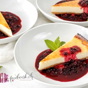 Cheesecake american Stile mit Willisauer Ringli Boden und Beeren Kompott