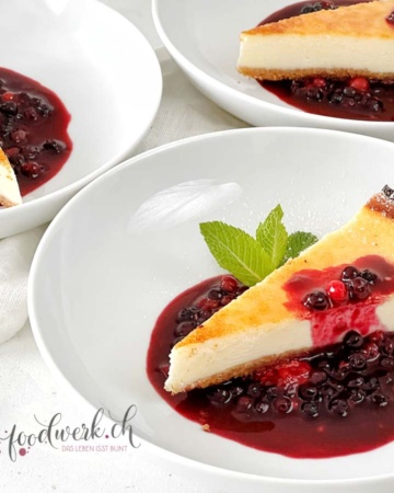 Cheesecake american Stile mit Willisauer Ringli Boden und Beeren Kompott