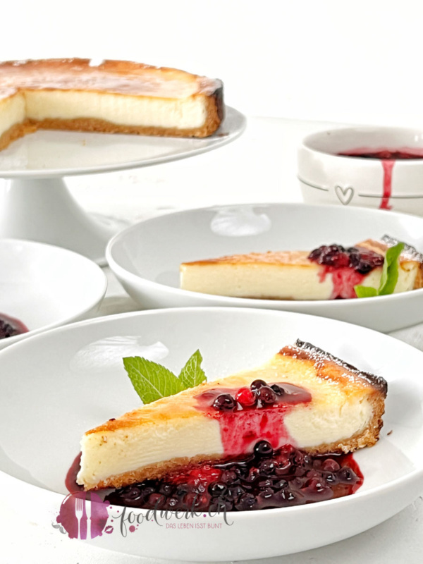 CHeesecake mit Beeren Kompott und Willisauer Ringli Boden