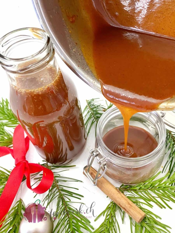 zimt caramel sauce in glas abfuellen