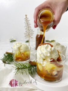 Zimt Caramel Sauce auf Apfel Dessert giessen