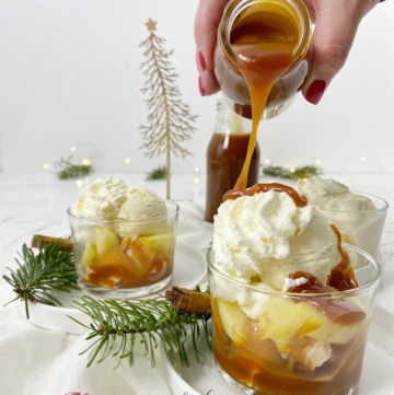 Zimt Caramel Sauce auf Apfel Dessert giessen