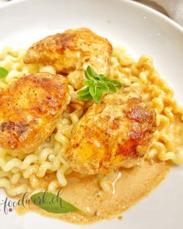 Firobig Poulet / Feierabend Hähnchen mit cremiger Sauce auf Pasta