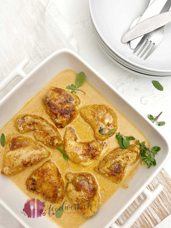 Poulet in cremiger Sauce in Gratinschale aus dem Ofen