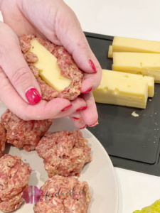 Raclette Käse mit der Hackfleisch Füllung einpacken