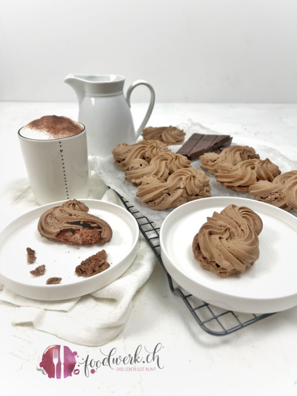 Schokoladen S mit Kaffee und Cappuccino