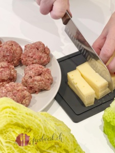 Hackfleisch Füllung und Raclettekäse für die Wirz Rouladen