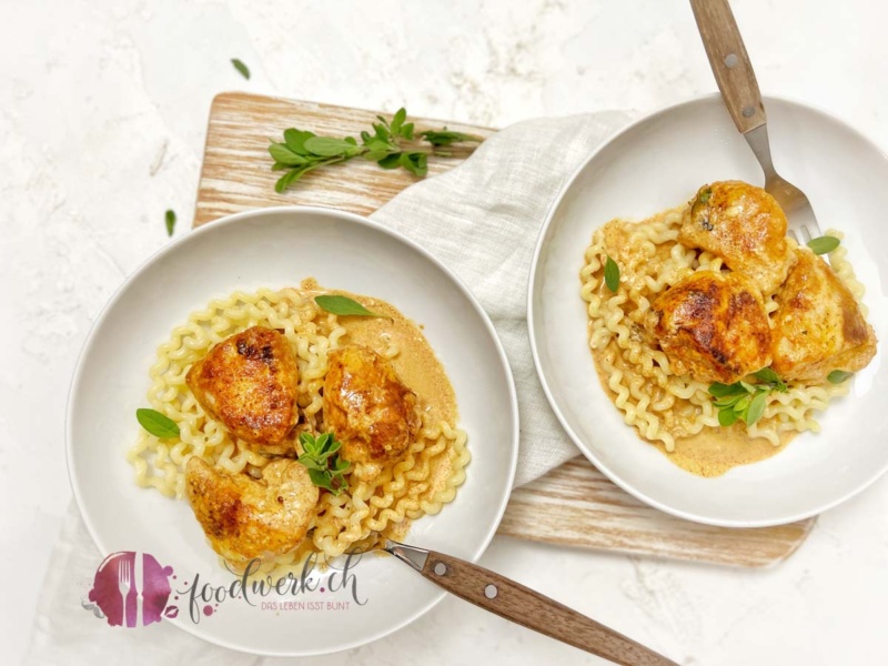 Firobig Poulet auf zwei Teller mit Nudeln und cremiger Sauce