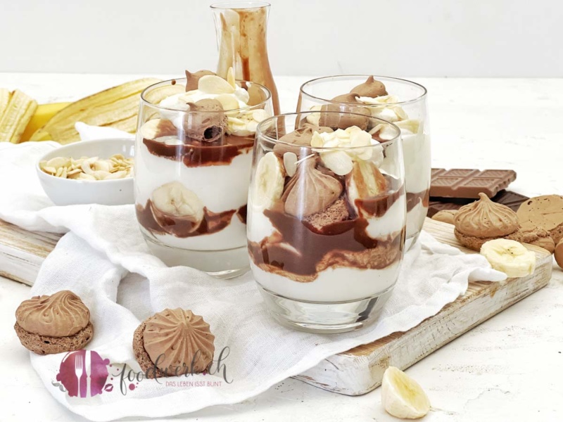 Bananensplit im Glas mit Vanillejoghurt und Homemade Schokoladensauce
